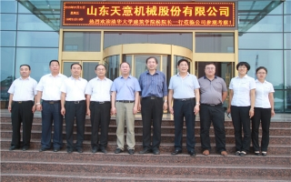清華大學(xué)建筑設(shè)計(jì)研究院副院長(zhǎng)、研究員侯建群蒞臨